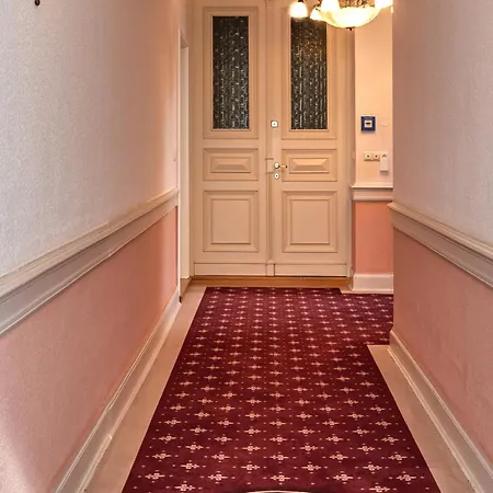 Apartment Stock Vs 5 Im Souterrain *